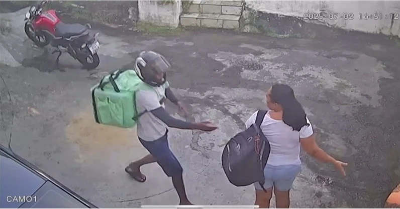 Suspeito se disfarça de entregador para roubar mulher em Salvador; veja vídeo
