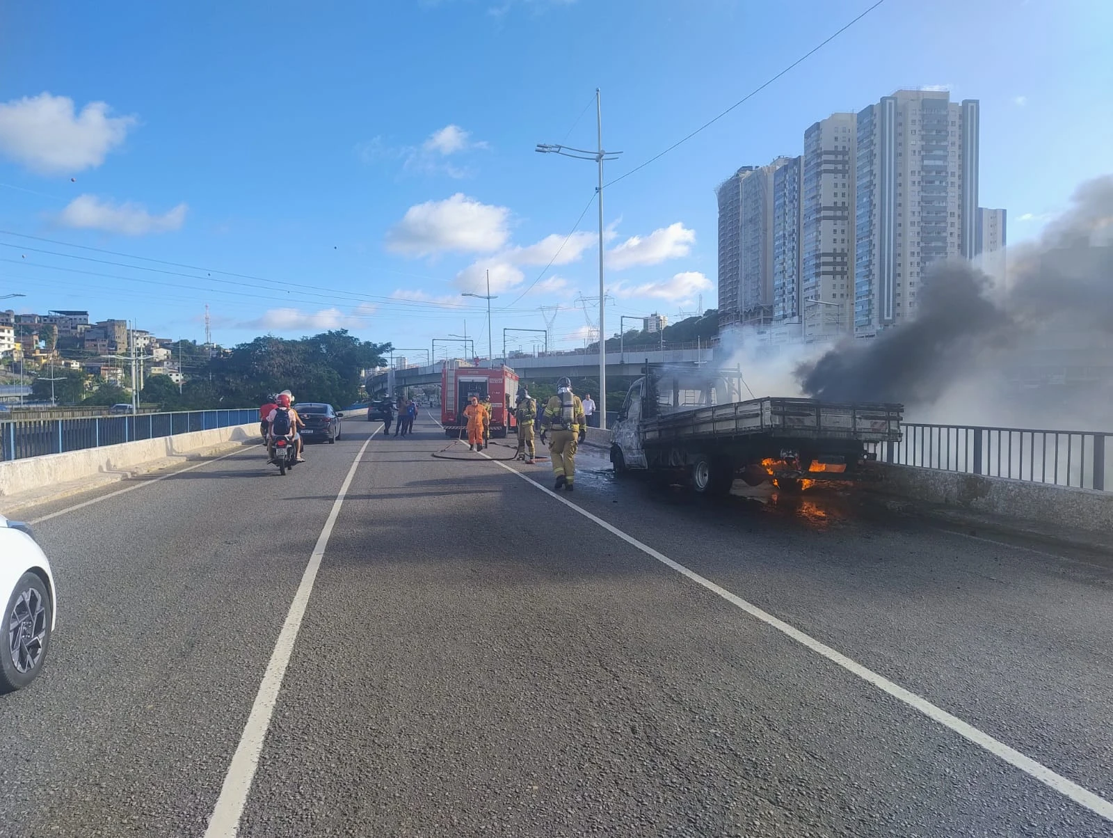 Caminhão pega fogo na avenida Bonocô, e trânsito fica lento