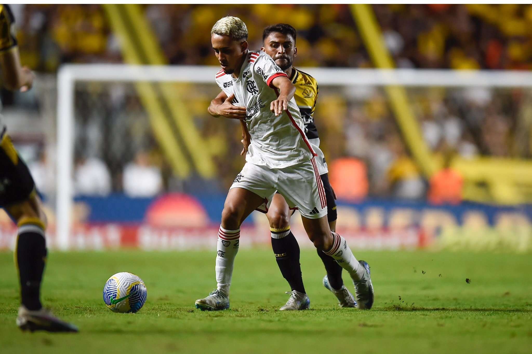 Flamengo vence fora de casa e deixa o Criciúma perto da Série B