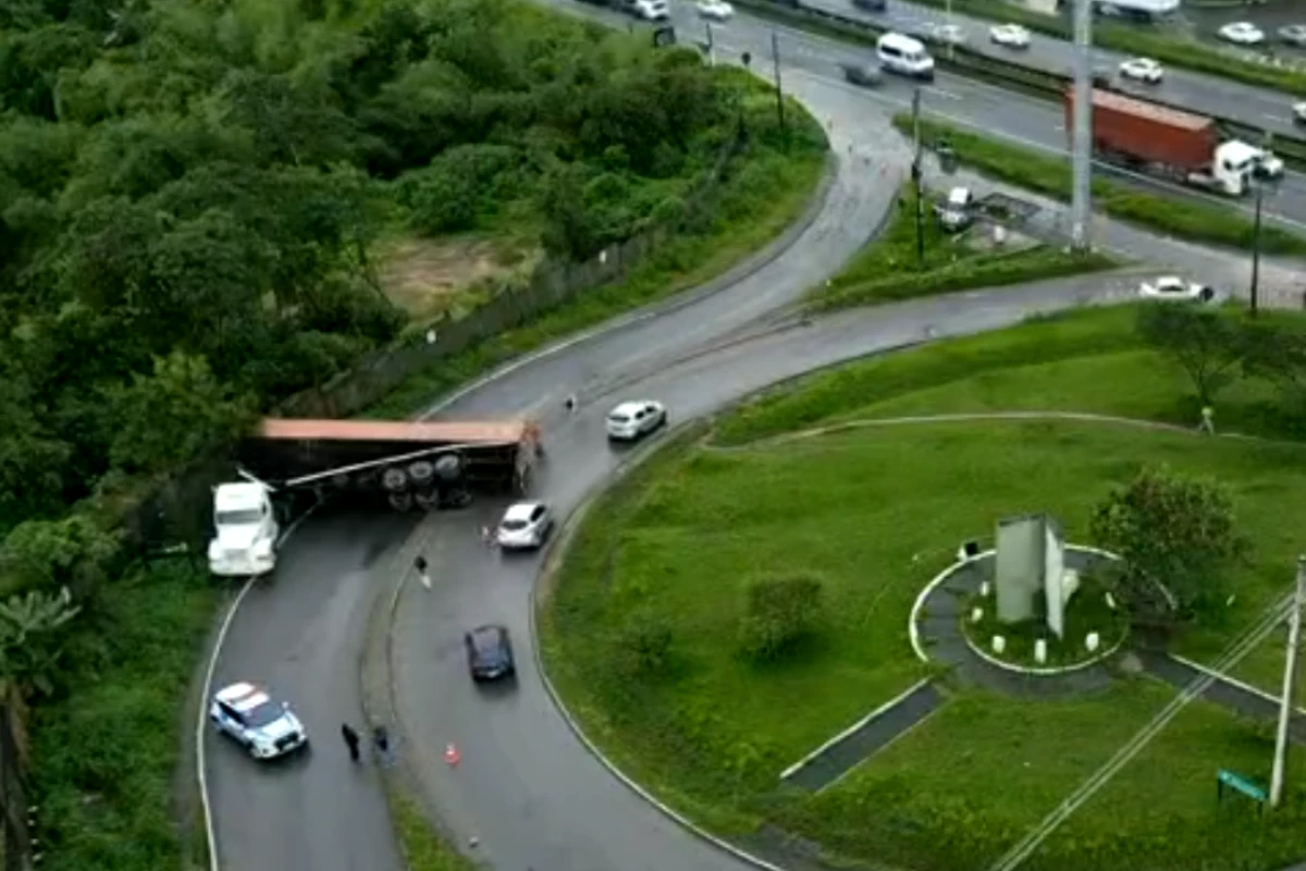 Trecho da BR-324 em Salvador é interditado após contêiner tombar na pista