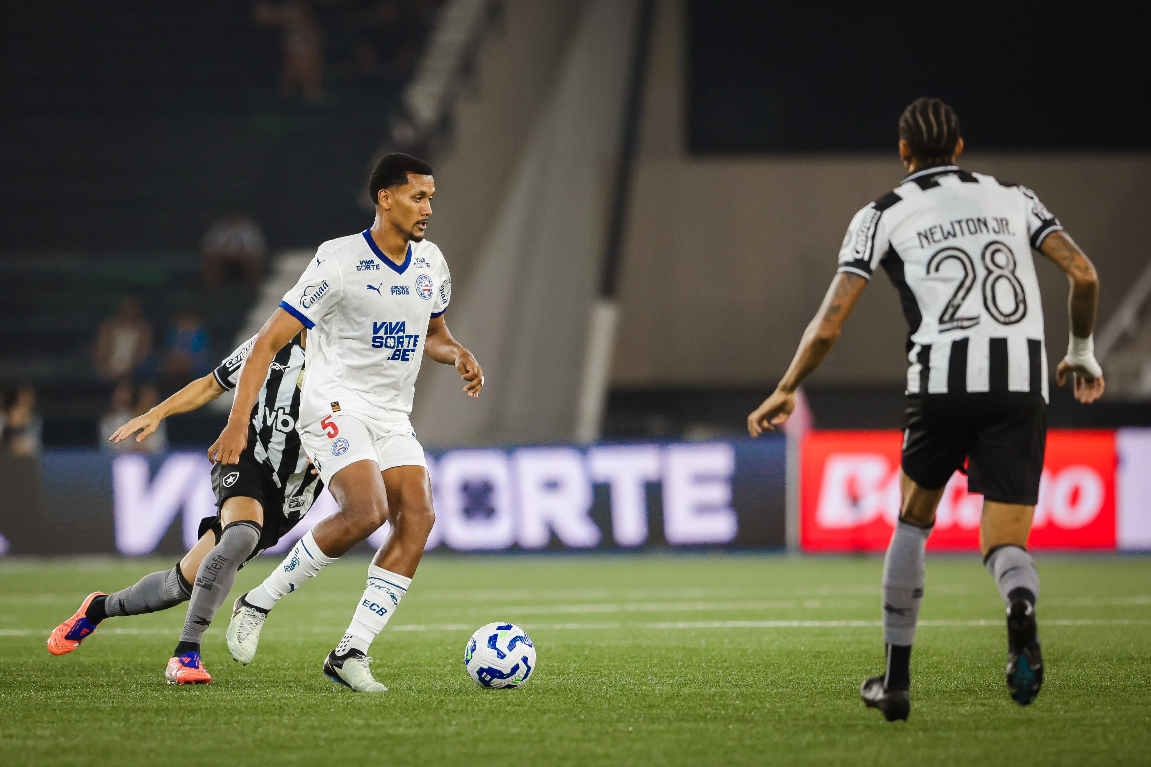 Bahia perde dois por lesão, tem expulsão e sofre derrota em confronto direto contra o Botafogo