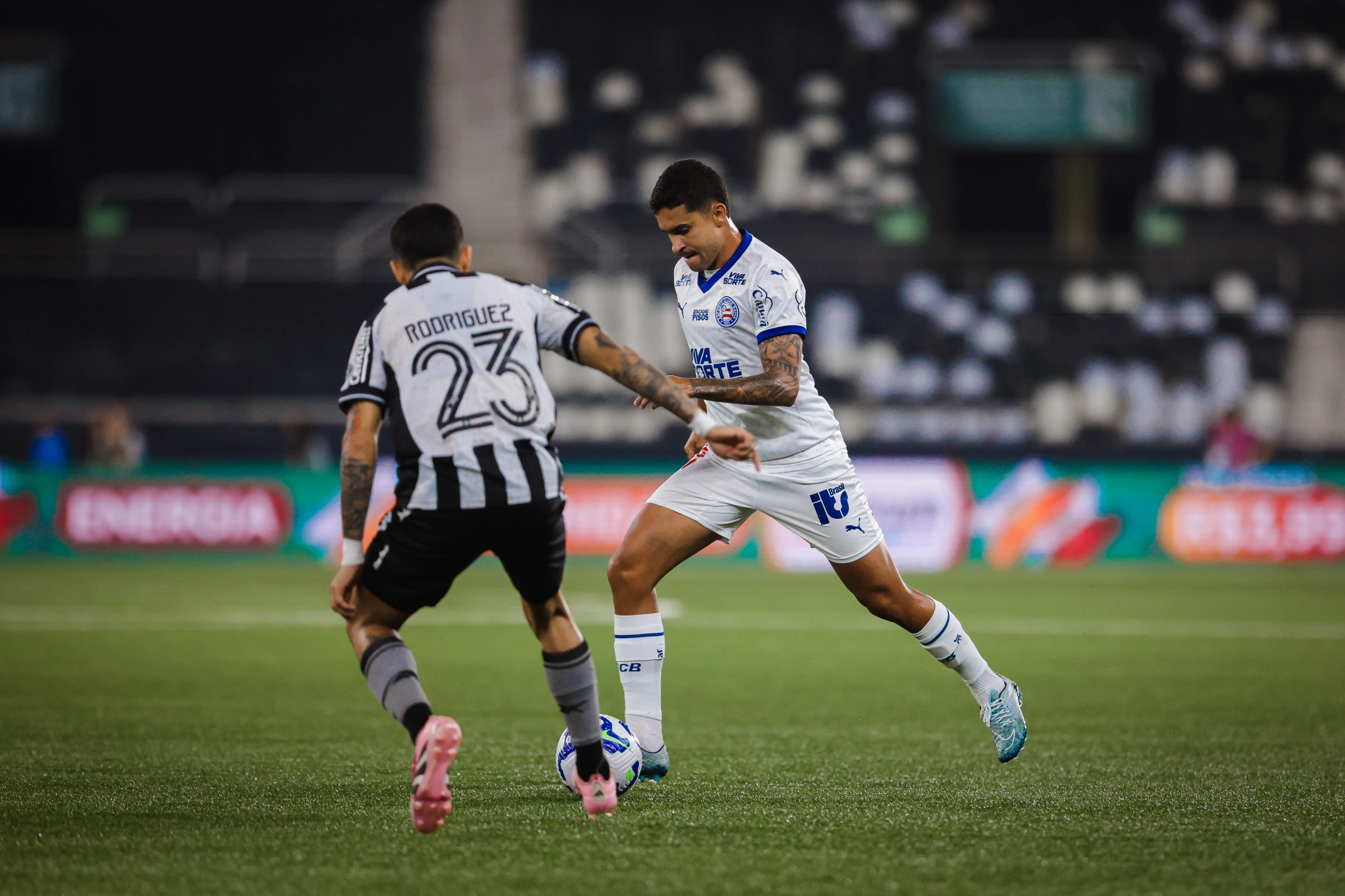 Nestor critica arbitragem após derrota do Bahia para o Botafogo: ‘Sempre interfere’