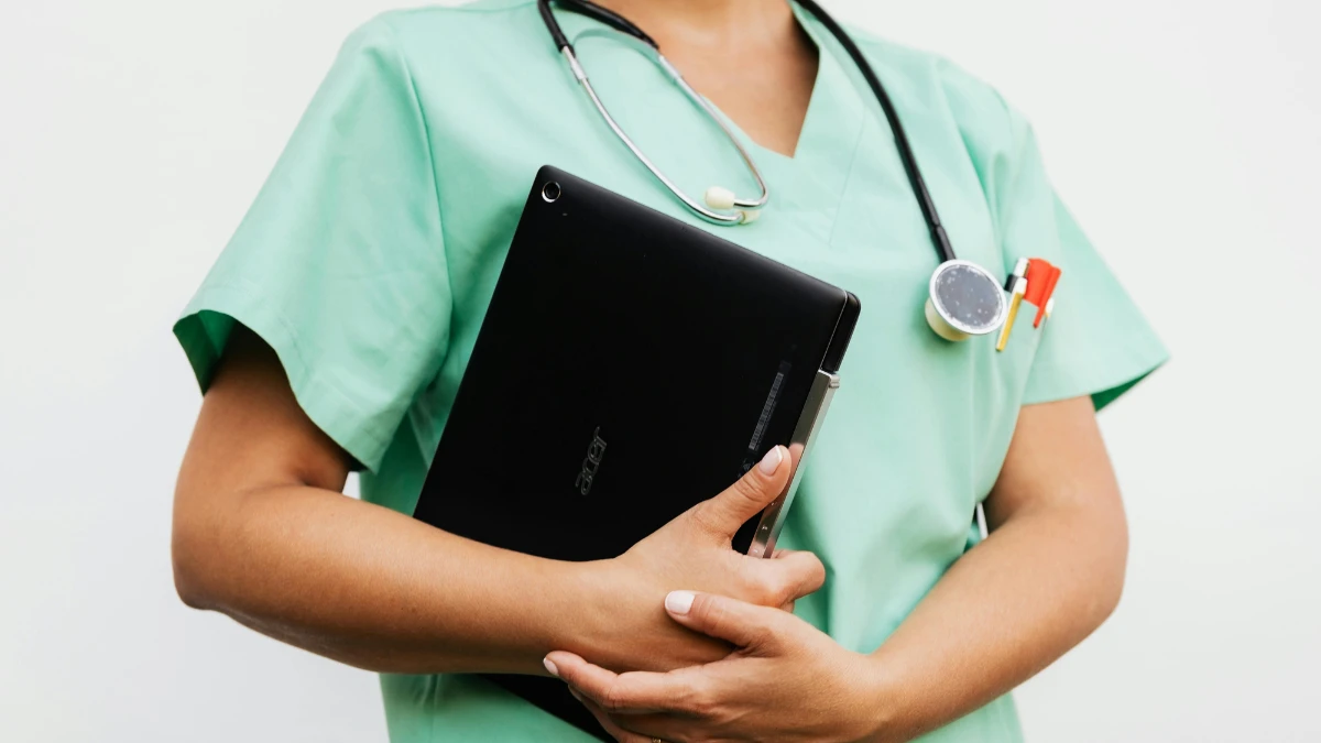 Emendas parlamentares financiam mais ar-condicionado e carros do que equipamentos médicos