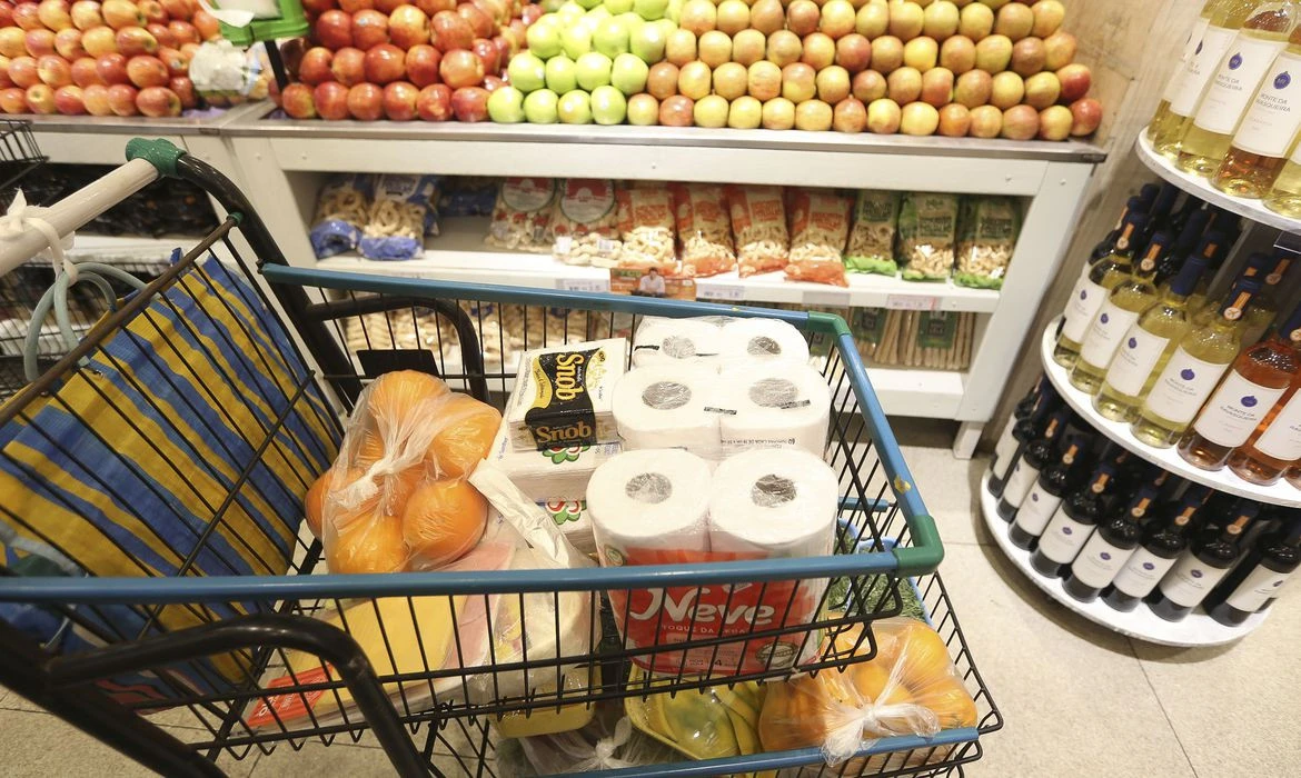 Mercado caro: população cortou em média sete alimentos do dia a dia, priorizando o básico