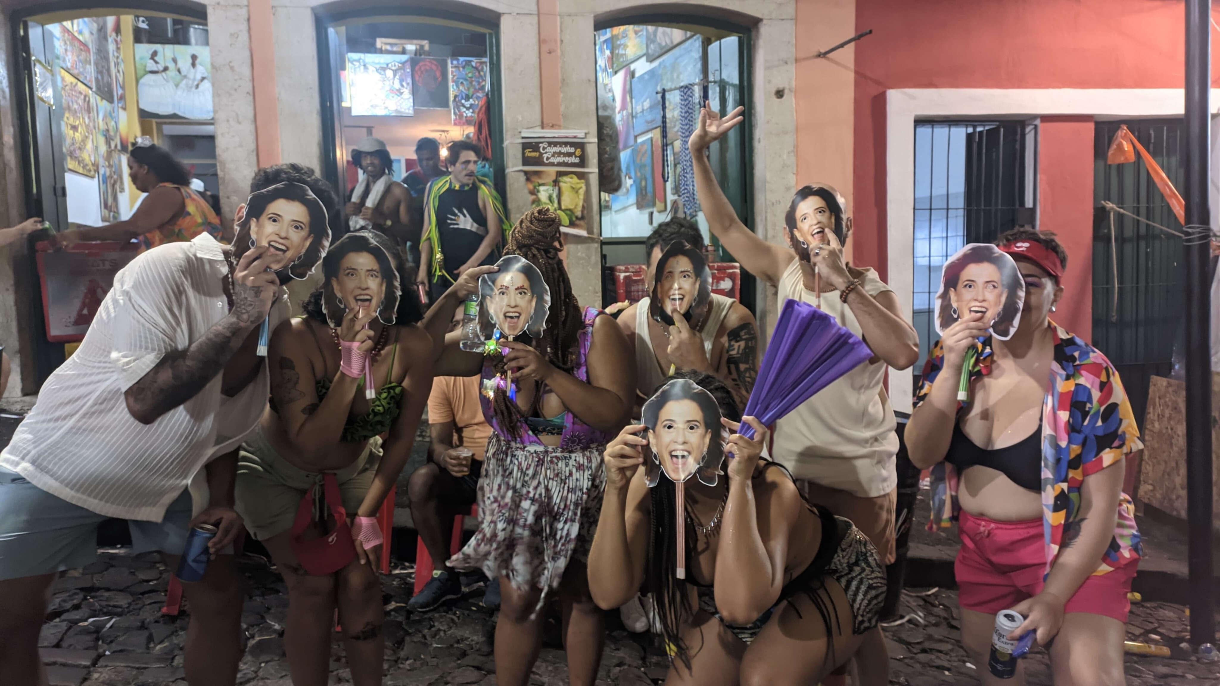 To-tal-men-te na torcida: foliões fantasiados homenageiam Fernanda Torres e Ainda Estou Aqui