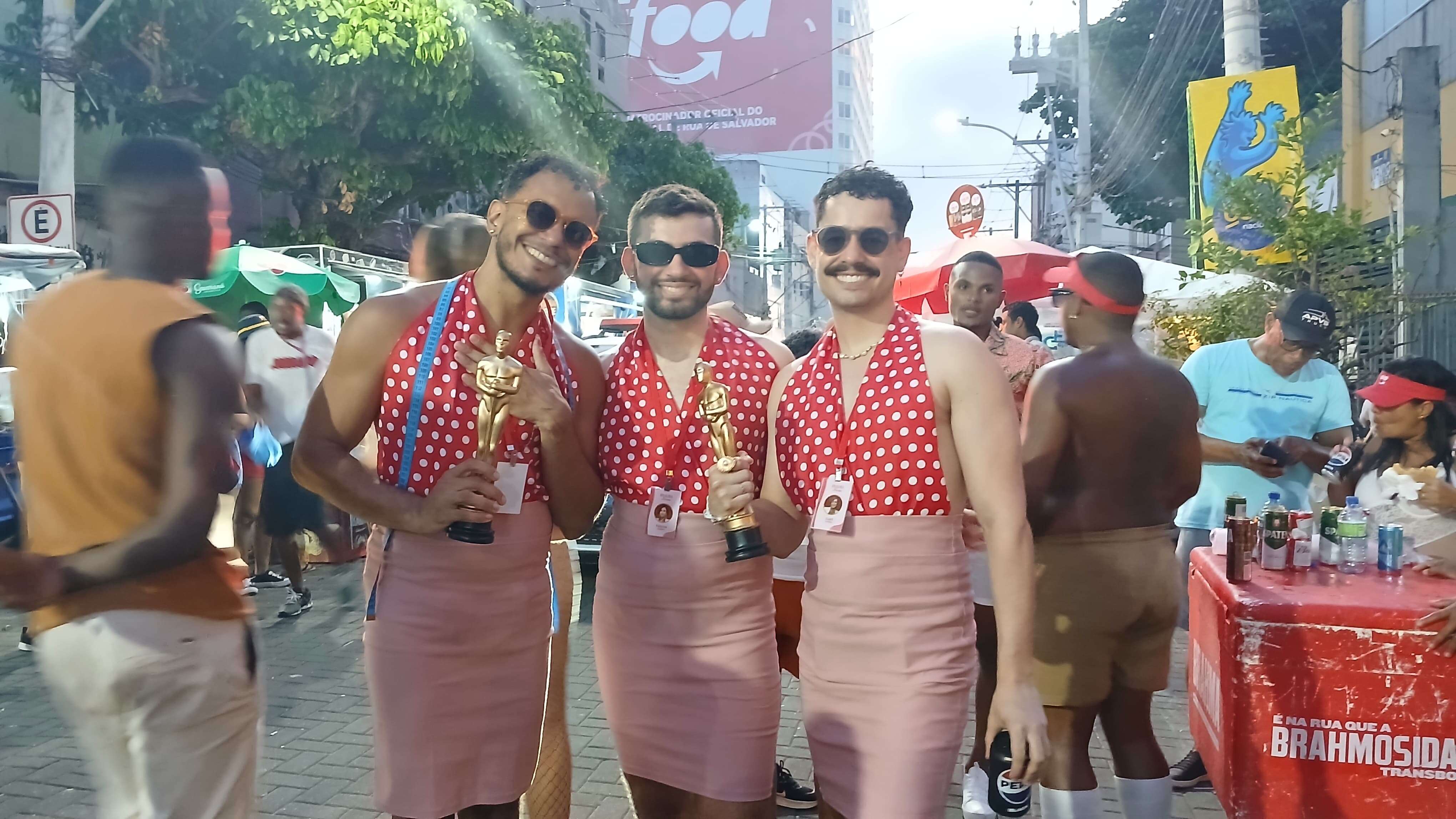 Foliões homenageiam Fernanda Torres em domingo de Oscar e Carnaval; veja