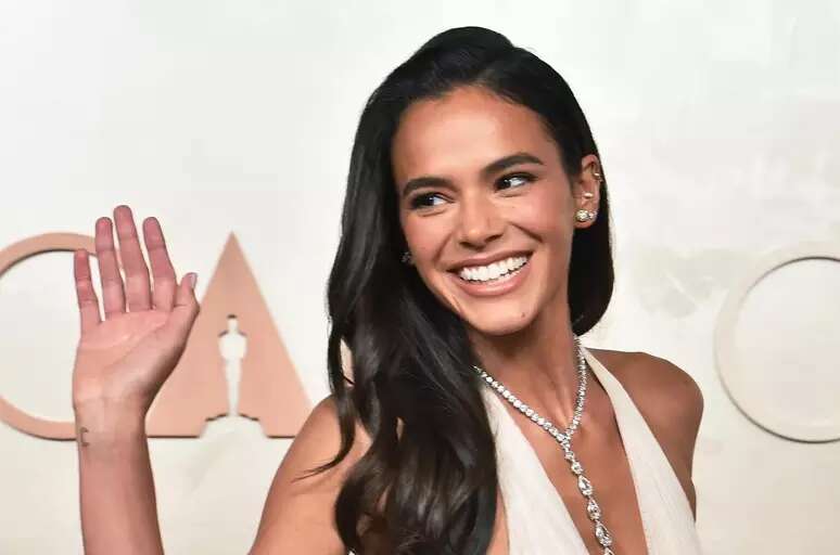 Bruna Marquezine estreia no tapete vermelho do Oscar 2025