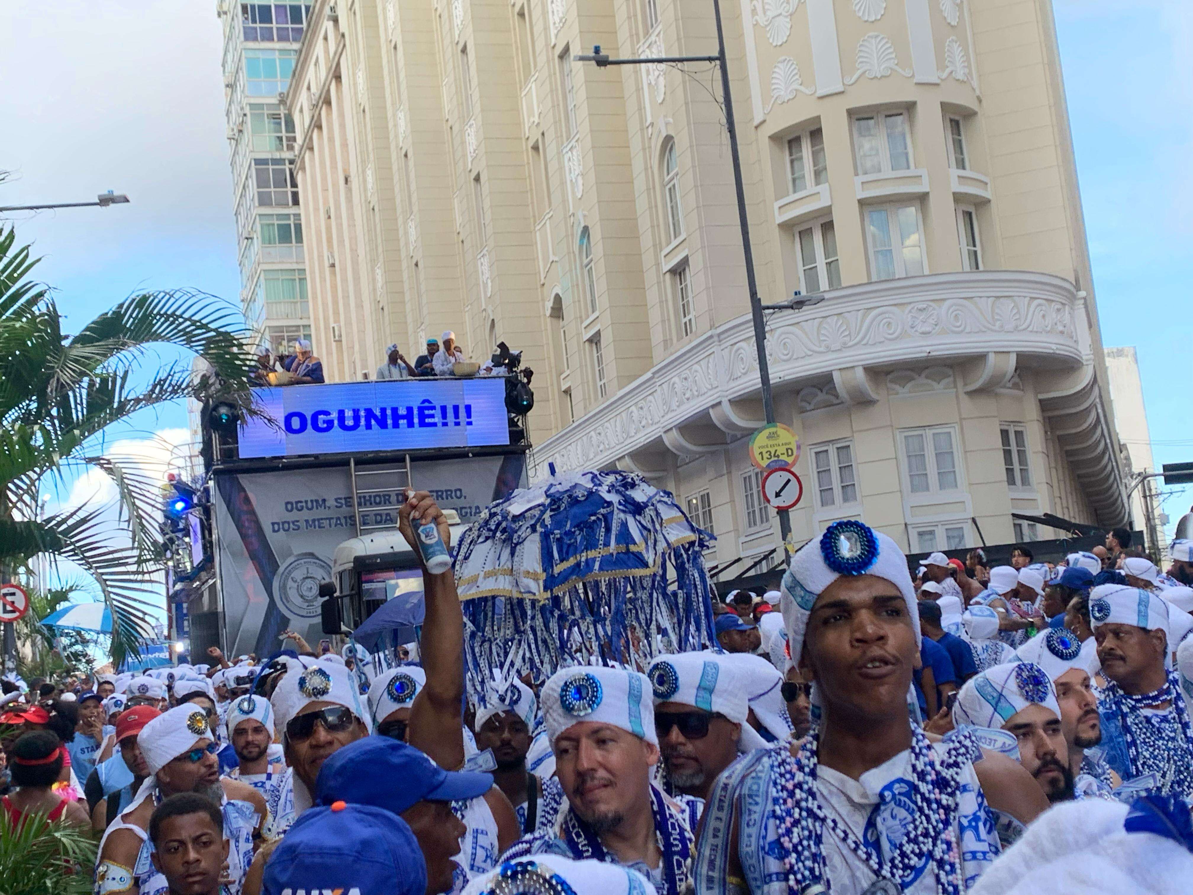 Bloco Filhos de Gandhy desfila nas ruas do Pelourinho em direção ao Campo Grande