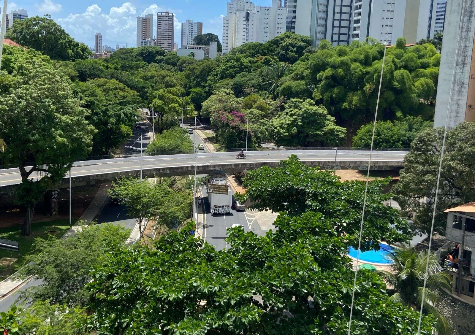 Trio elétrico 'engancha' e fica preso debaixo de viaduto em Salvador