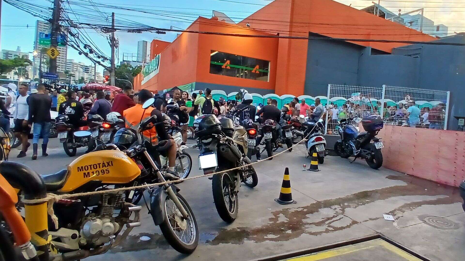 Dobro da distância, metade do preço: como as viagens de moto são cobradas no Carnaval