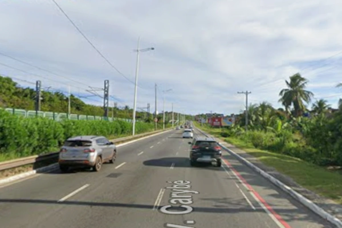 Carro capota na saída do aeroporto de Salvador e interdita faixa da Avenida Carybé