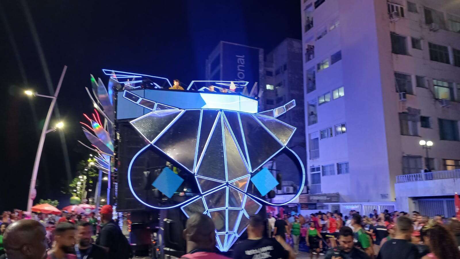 Com remix de Baianá, Alok inicia desfile sem cordas no circuito Barra-Ondina