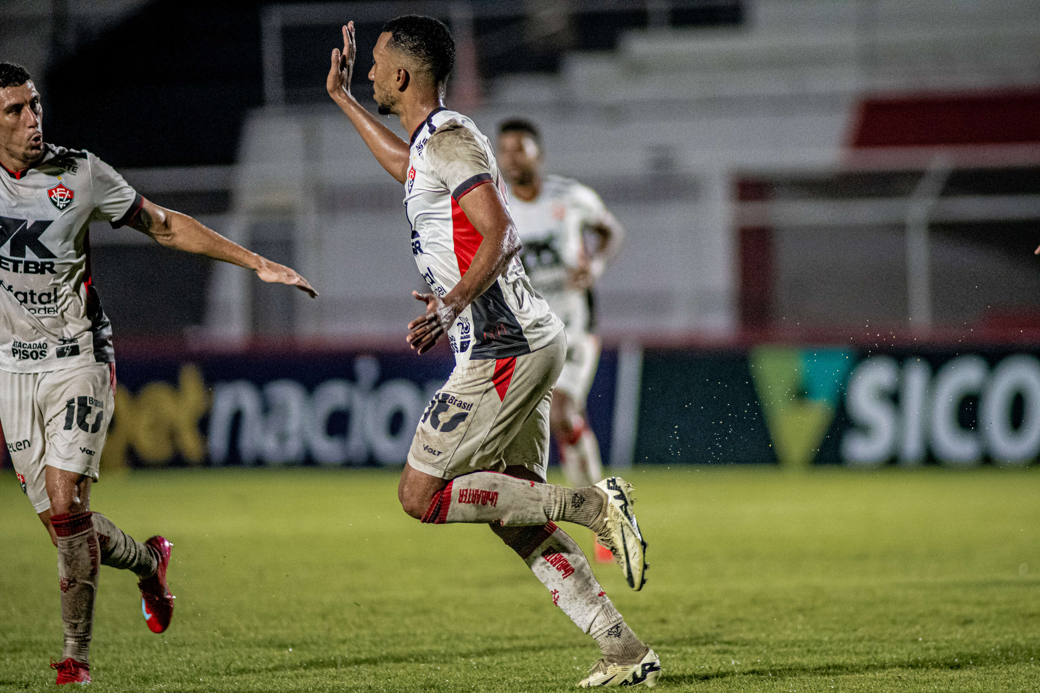 ‘Soubemos nos impor’, celebra Lucas Halter após goleada do Vitória