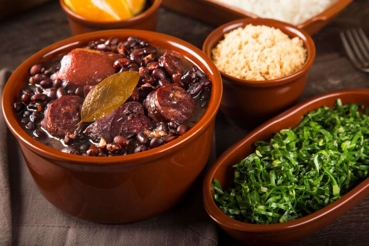 4 receitas práticas de feijoada para o sábado