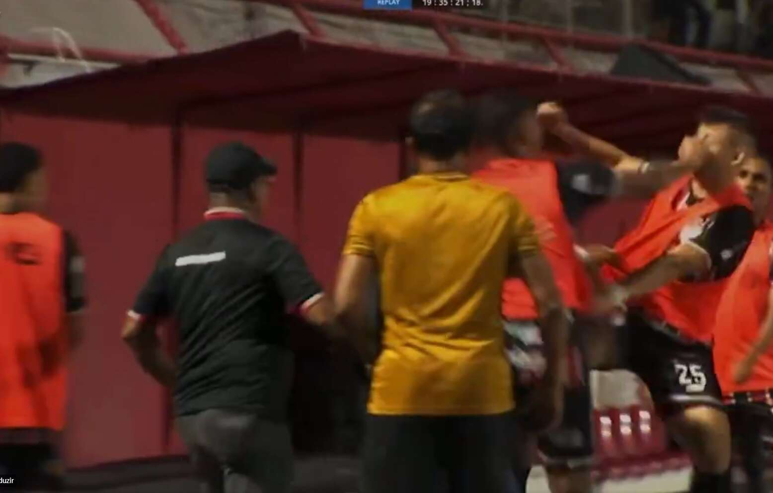 Jogadores do Atlético de Alagoinhas trocam socos durante derrota para o Vitória