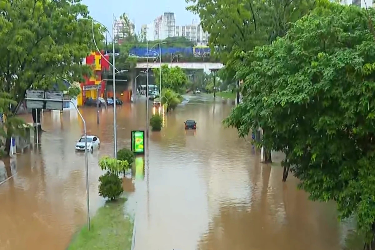 Chuva provoca alagamento e deixa ônibus e carros presos em avenidas de Salvador