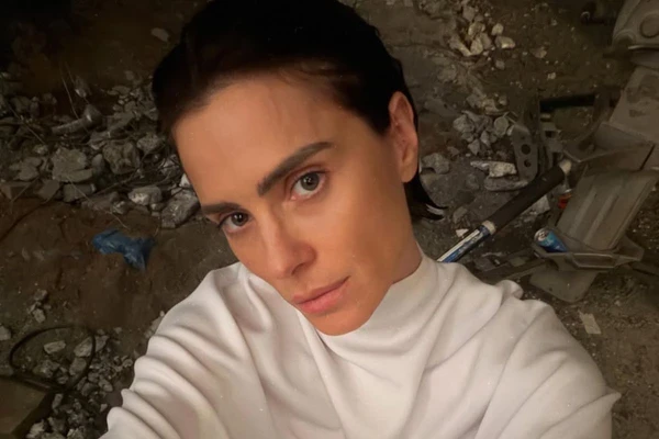 Carolina Dieckmmann aparece caracterizada como Diná e mostra bastidores do remake de 'A Viagem'