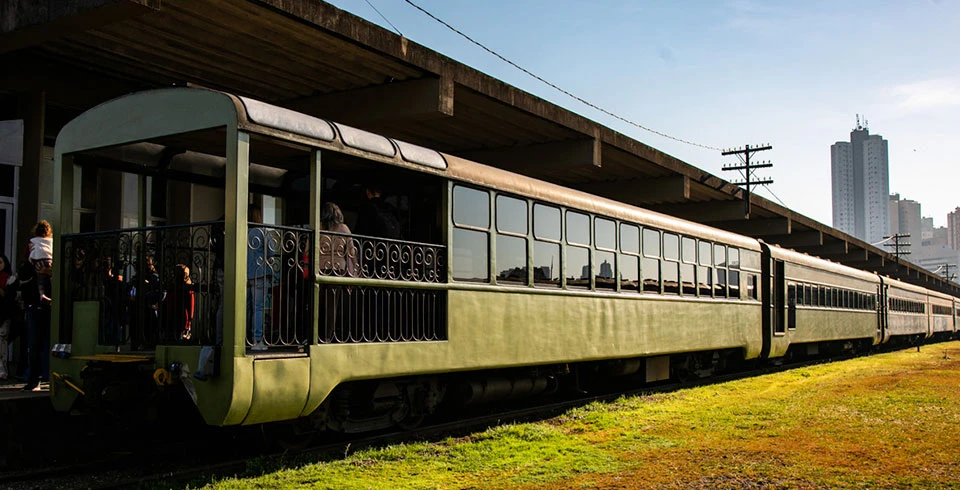 Como é viajar no trem de luxo mais famoso do Brasil e quanto custa a experiência