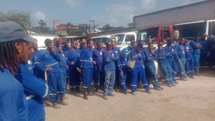 Com salário atrasado, terceirizados da Embasa suspendem atividades: ‘Estamos no escuro’