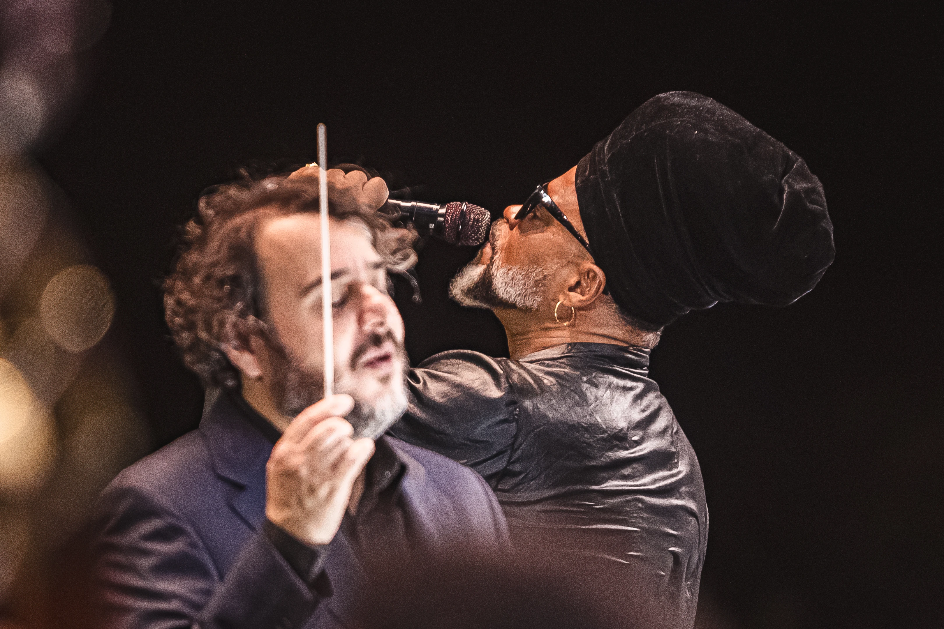 Carlinhos Brown e Orquestra Ouro Preto retornam à Concha Acústica com concerto “Afrossinfonicidade”