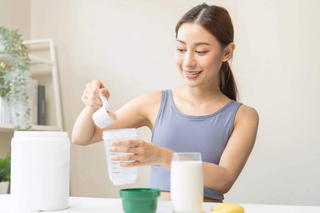 Quem treina precisa mesmo tomar whey? Nutricionista explica quando o suplemento é realmente necessário
