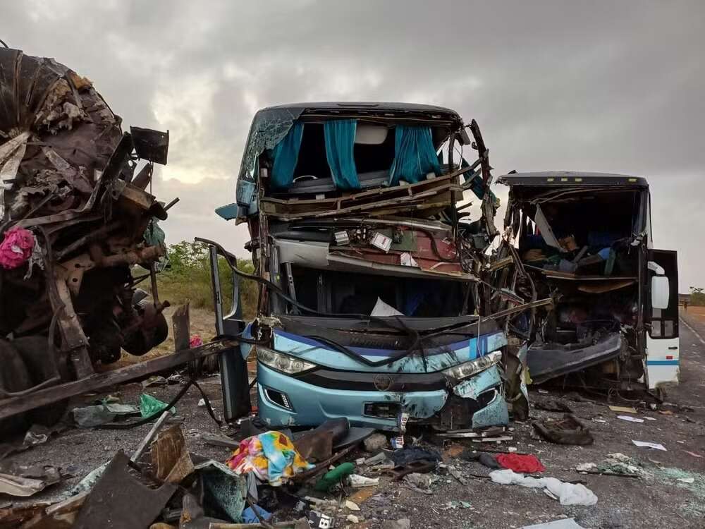 Vítima de acidente envolvendo carreta e ônibus na BR-110 é enterrada em Feira de Santana