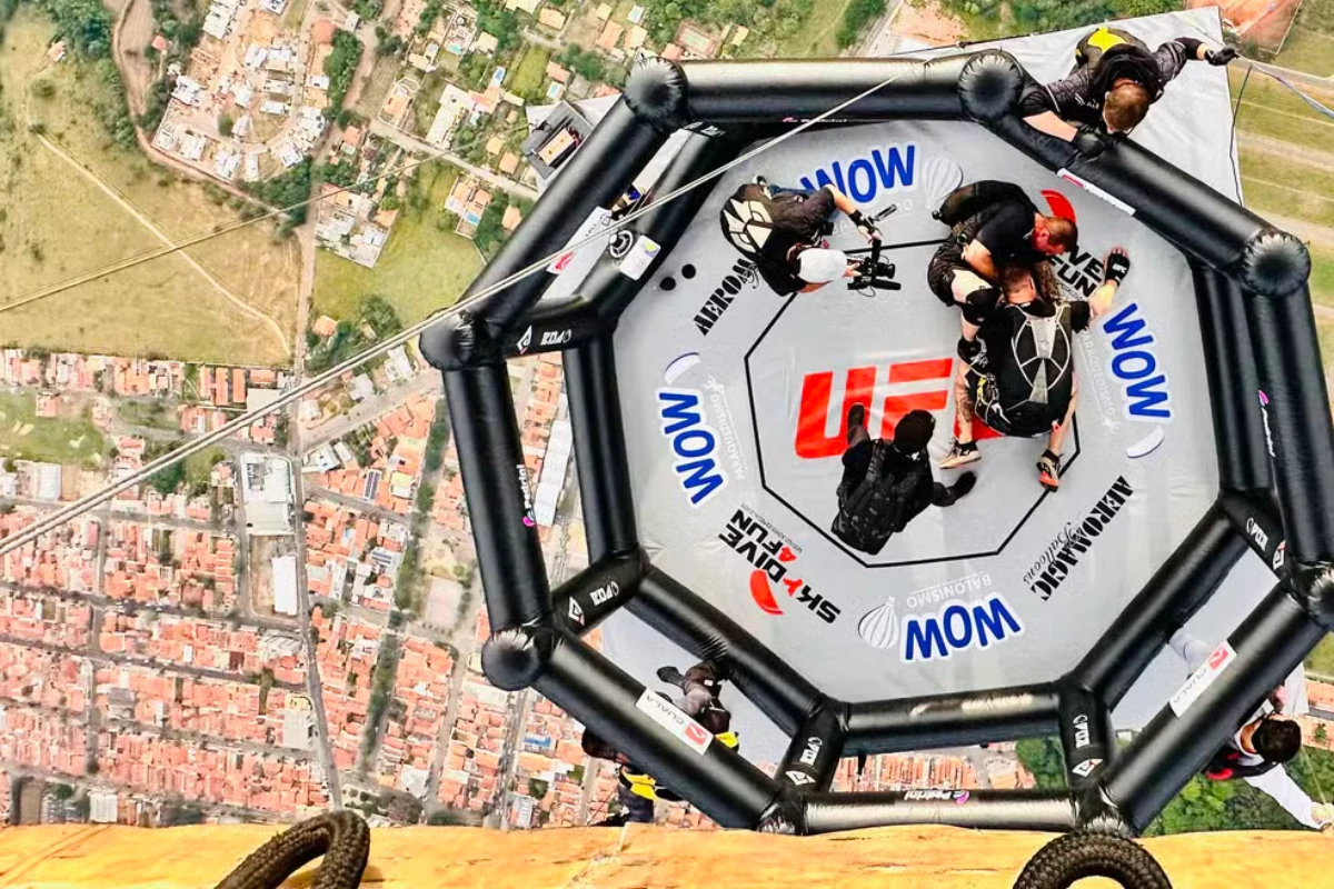 Atleta de UFC luta a mais de 2 mil metros de altura em octógono preso a balão