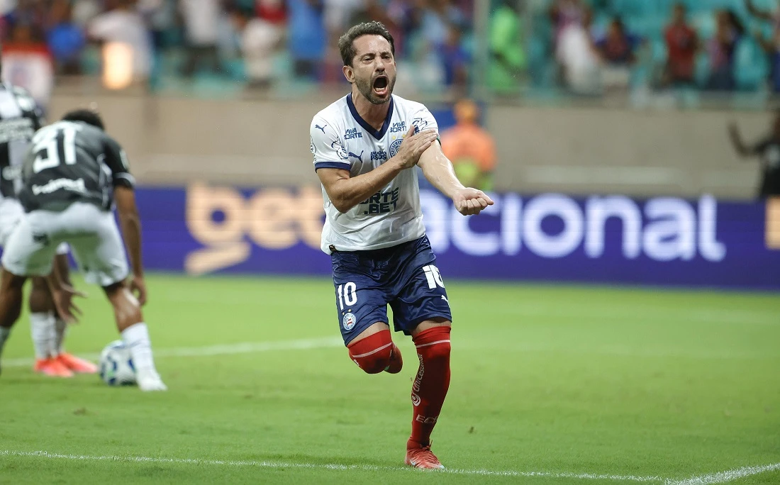 VAR insiste, árbitro muda de opinião e marca pênalti polêmico do Bahia; veja a conversa