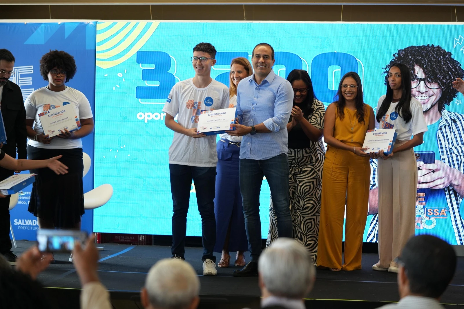 Jovens de Salvador recebem tablet novo e certificação ao concluir 1ª fase do Geração SSA