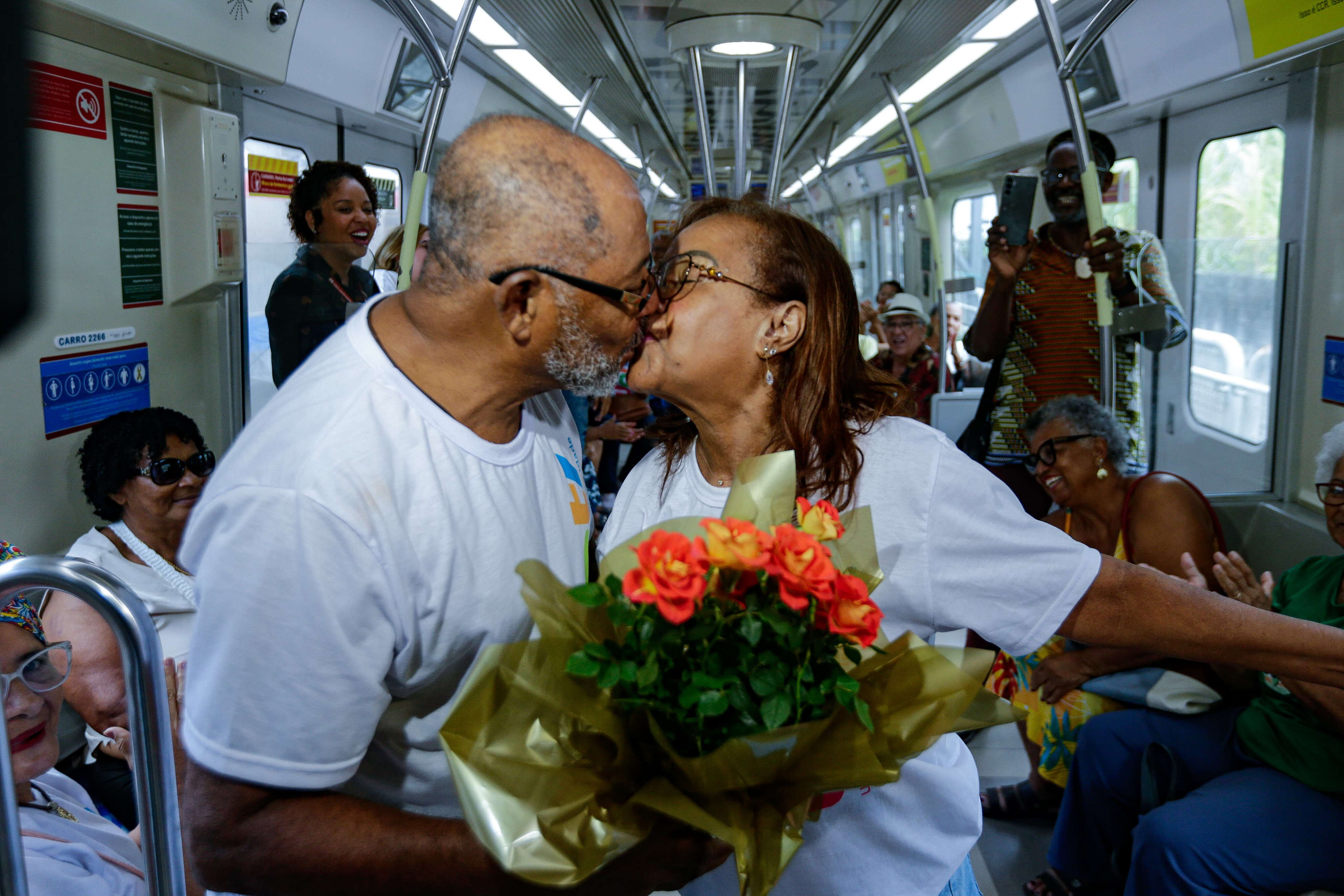 Meio século de afeto: idosos renovam votos de casamento dentro do metrô