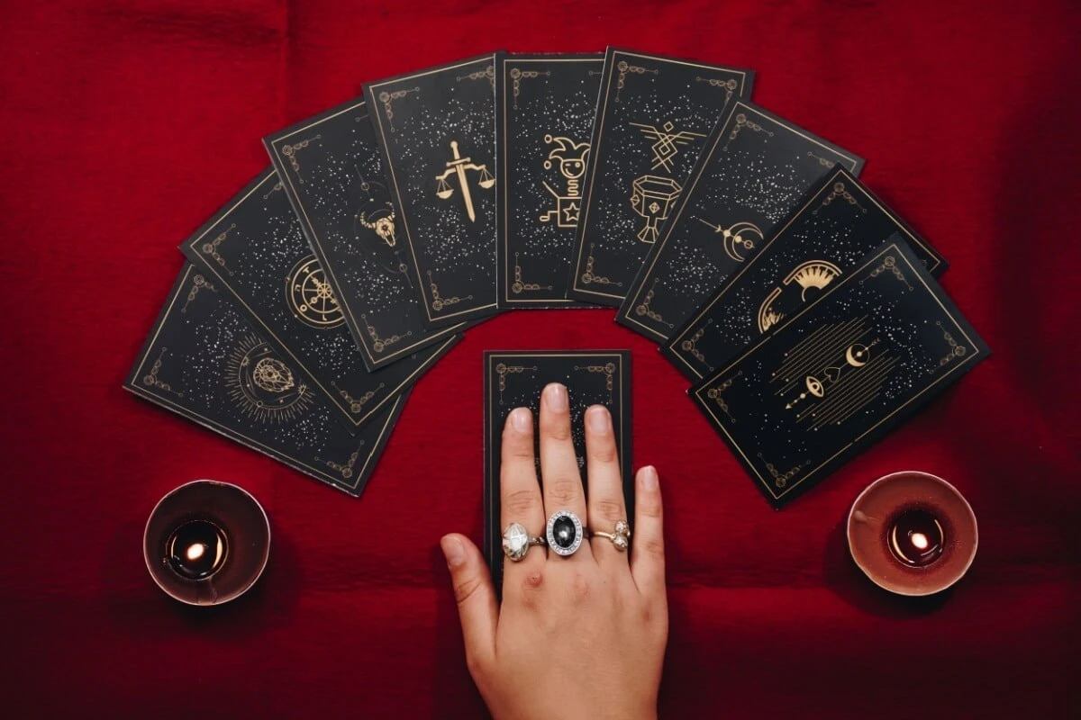 Abandonar os medos é urgente! Veja a carta, recado e conselho para os 12 signos no tarot deste domingo (12 de outubro)
