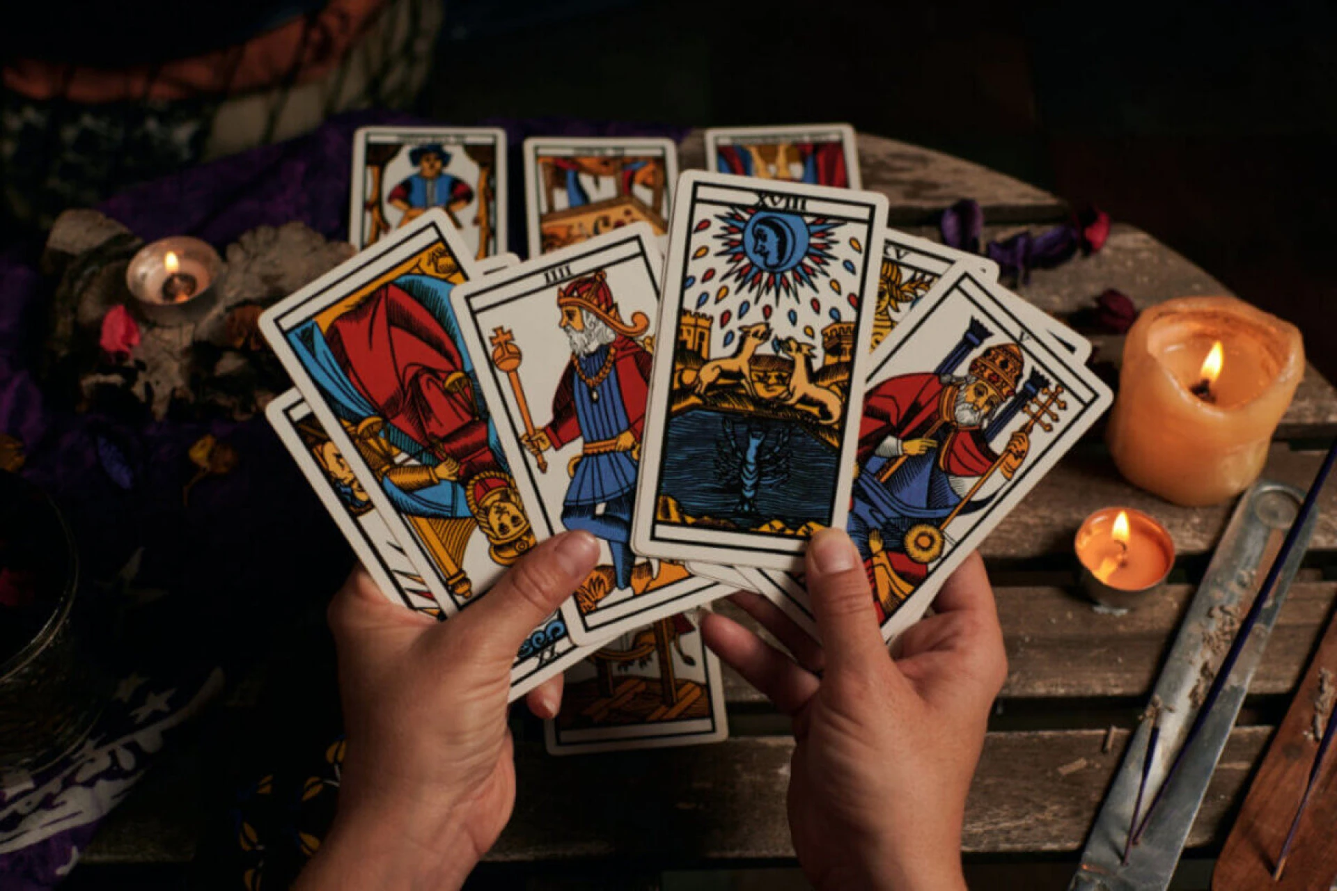 Tarot revela surpresas e desafios para os signos neste 26 de setembro