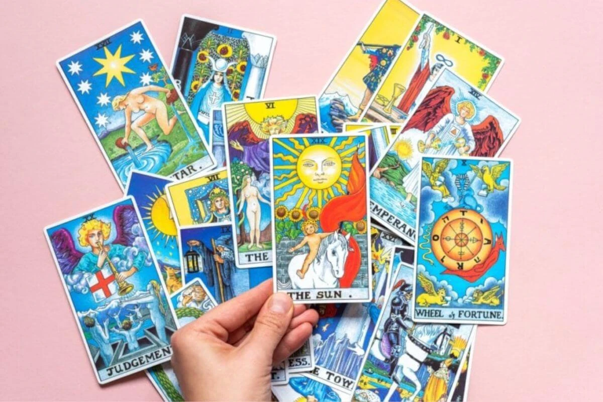 Carta A Roda da Fortuna no tarot anuncia mudanças e oportunidades inesperadas neste sábado (11)