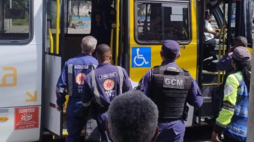 Idosa agride passageiro em micro-ônibus na Avenida San Martin