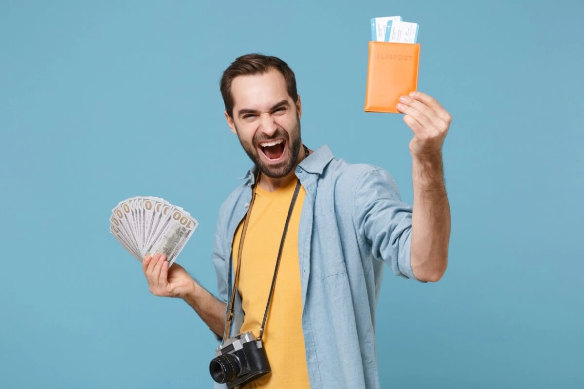 Truques para aproveitar a queda do dólar e viajar gastando menos