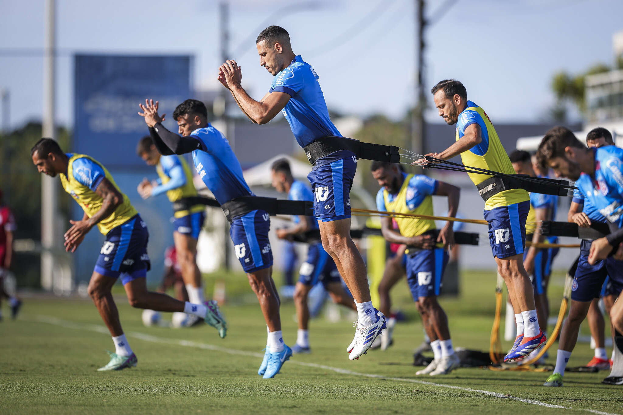 Ainda sem volante e atacante, Bahia inicia preparação para enfrentar o Flamengo