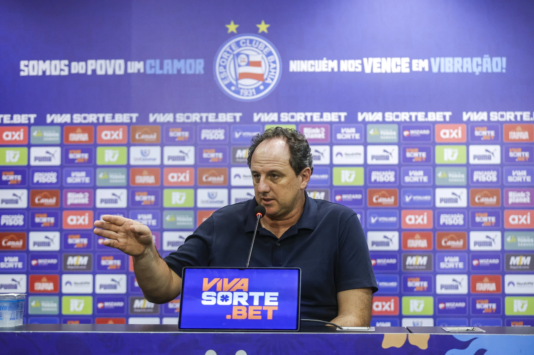 Rogério Ceni rebate Abel: 'Pra quem joga em campo sintético, reclamar fica feio'