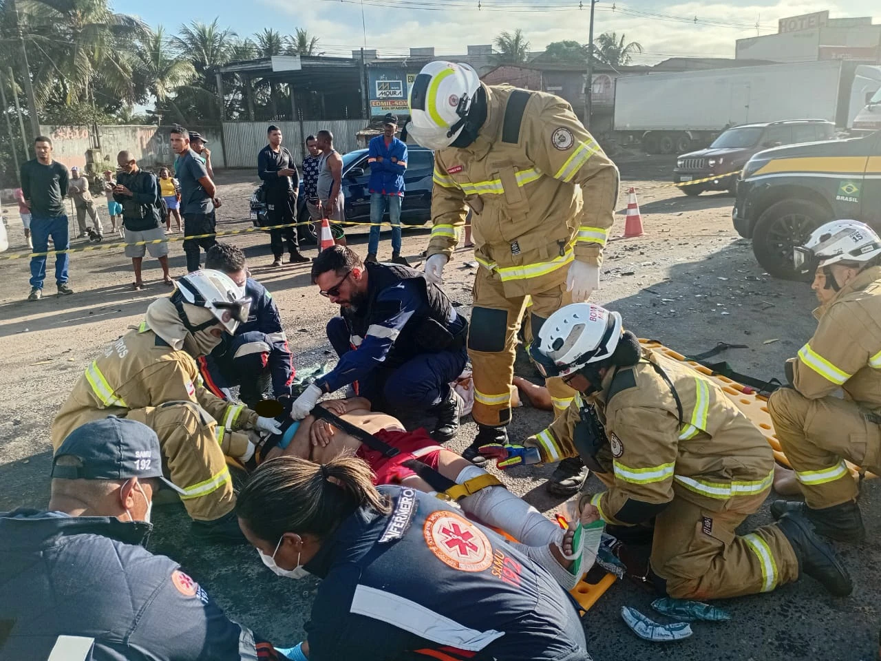 Batida entre carreta e carro deixa idosa morta e três feridos em Feira de Santana
