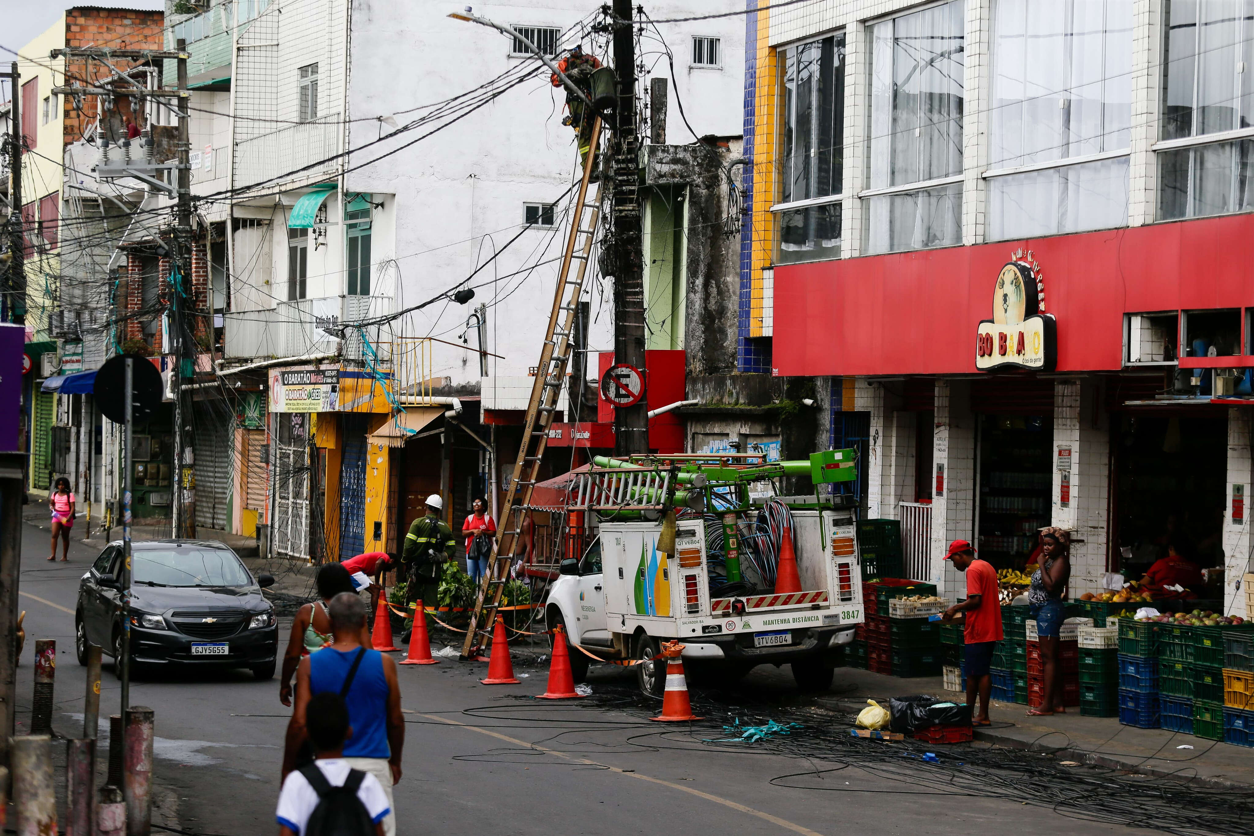 Sussuarana: incêndio destrói fiação, afeta fornecimento de energia e assusta moradores