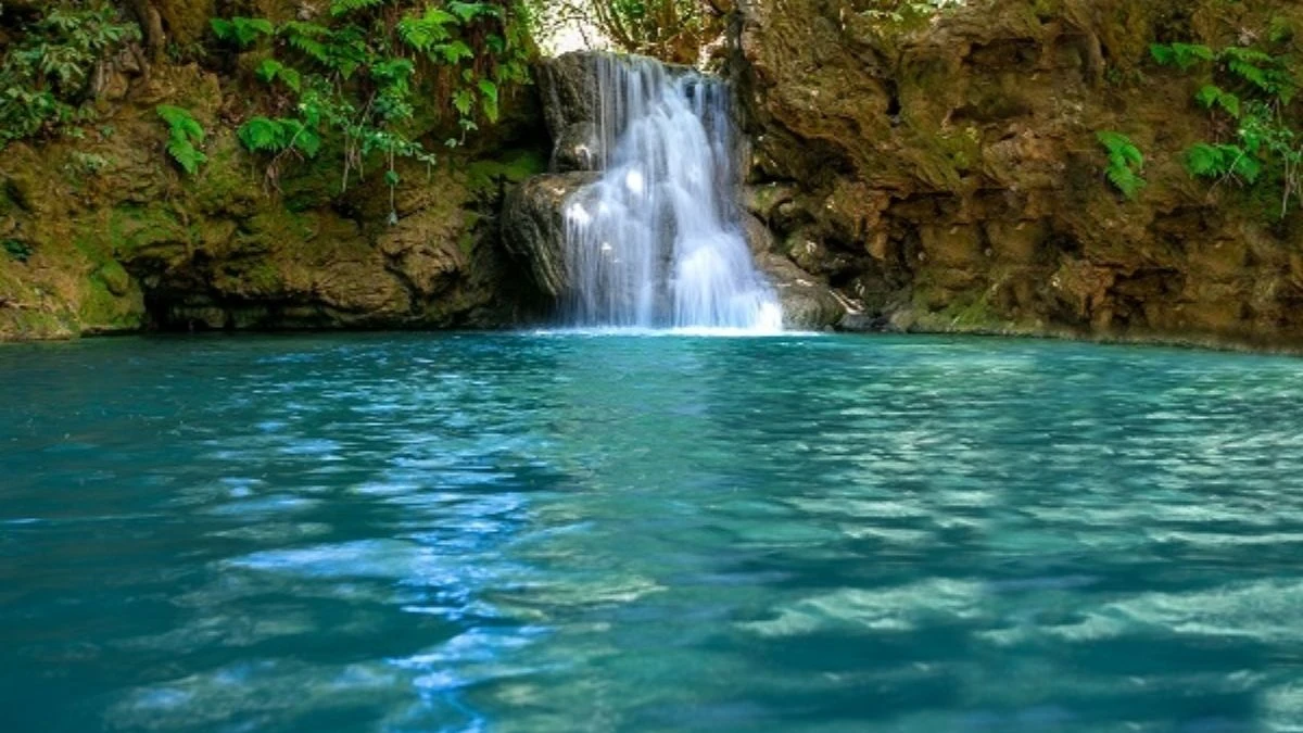 O paraíso de águas azul-turquesa que escondem fósseis pré-históricos e tem mais de 15 quedas d’água no meio do Cerrado