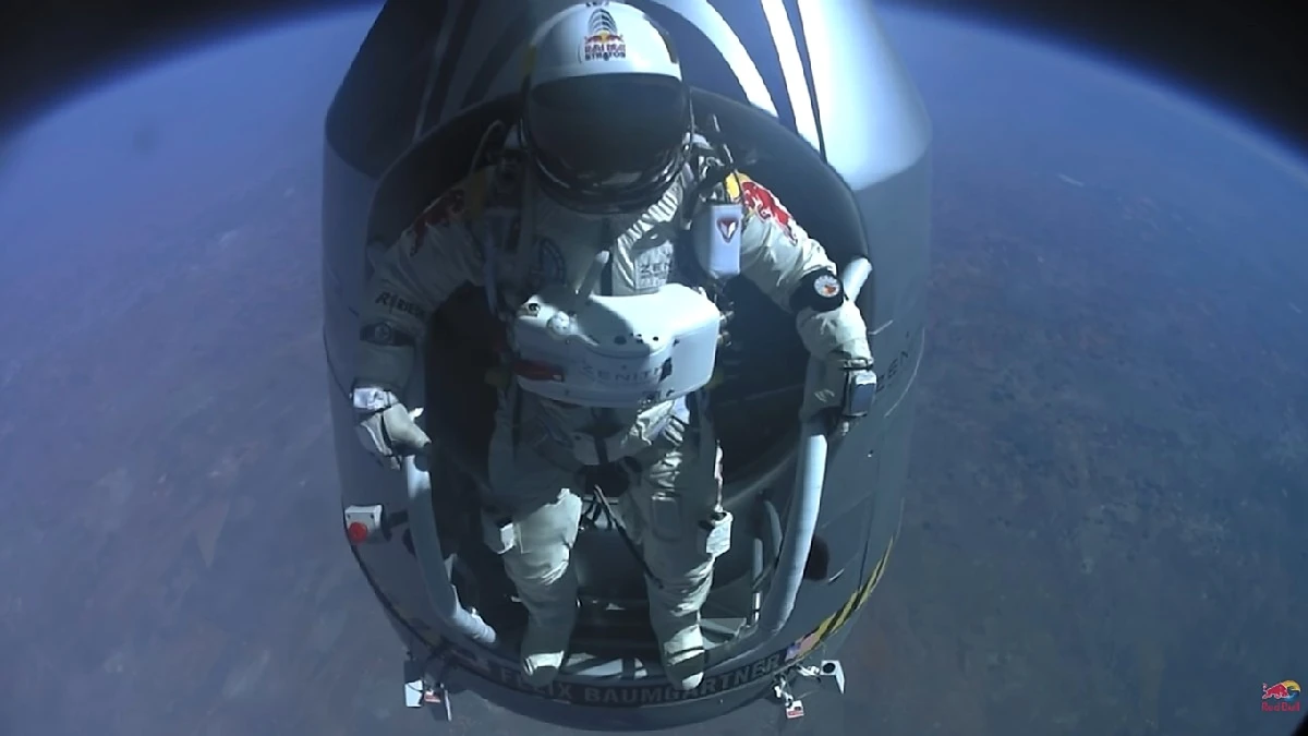Red Bull arremessa homem do espaço sideral no maior salto já registrado pela humanidade, e paraquedista rompe barreira do som