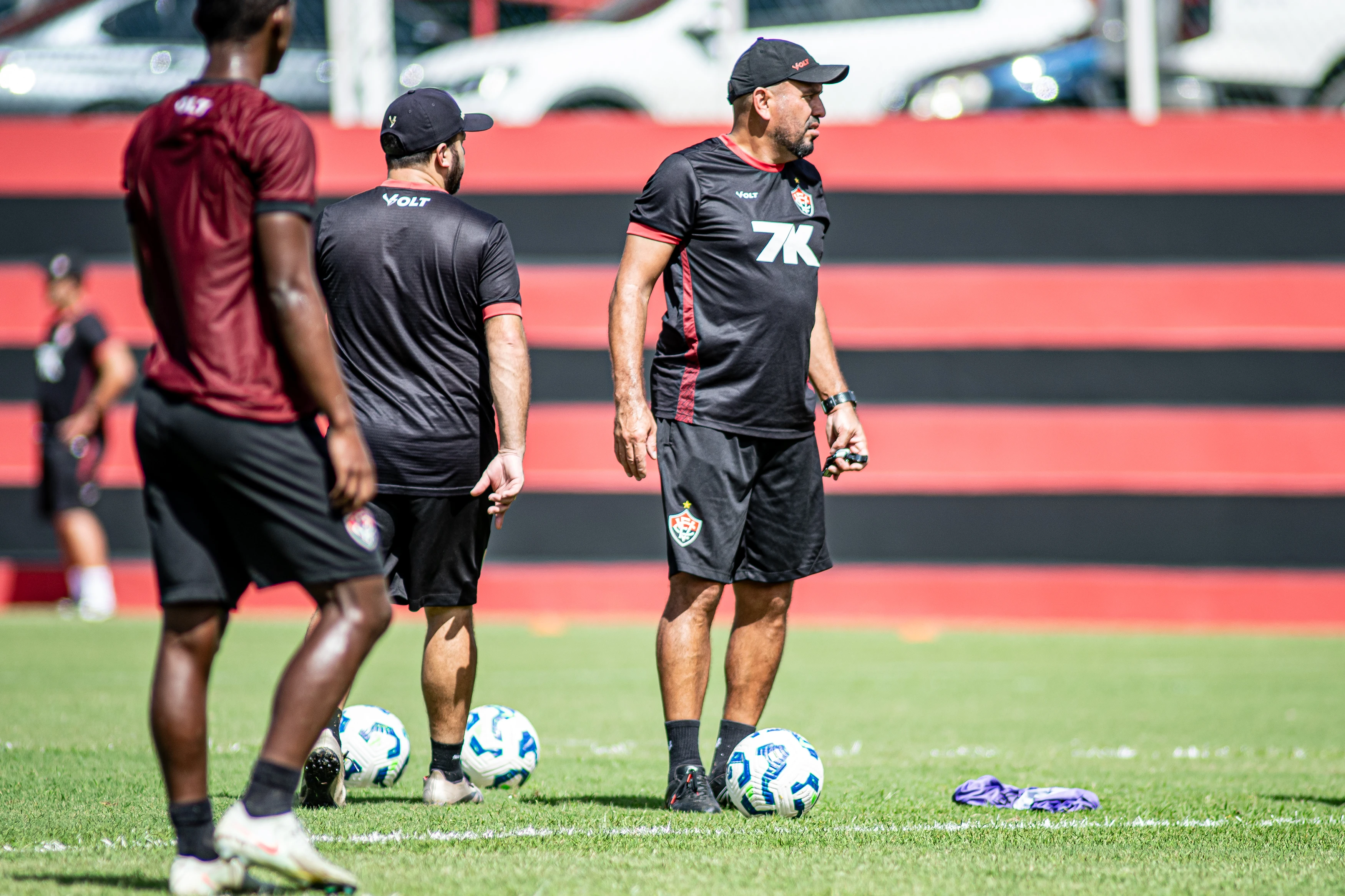 Carille perde voo e interino comanda treino do Vitória