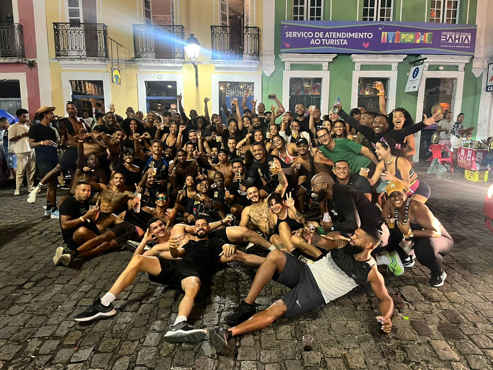 A cada km, um bar: grupo de amigos mistura corrida e bebida e faz sucesso nas redes sociais