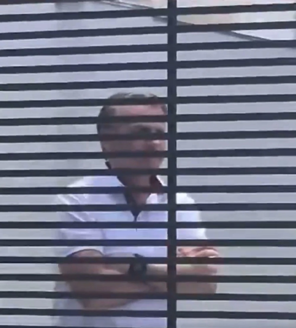 Bolsonaro recebe a visita dos filhos Carlos e Jair Renan no 1° dia de julgamento