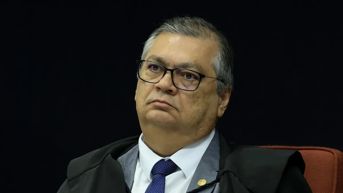 Servidora xinga Flávio Dino em voo para Brasília e é levada para depor na PF