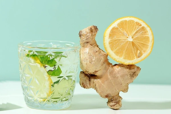 Beber água com limão e gengibre ajuda a emagrecer; veja dicas importantes