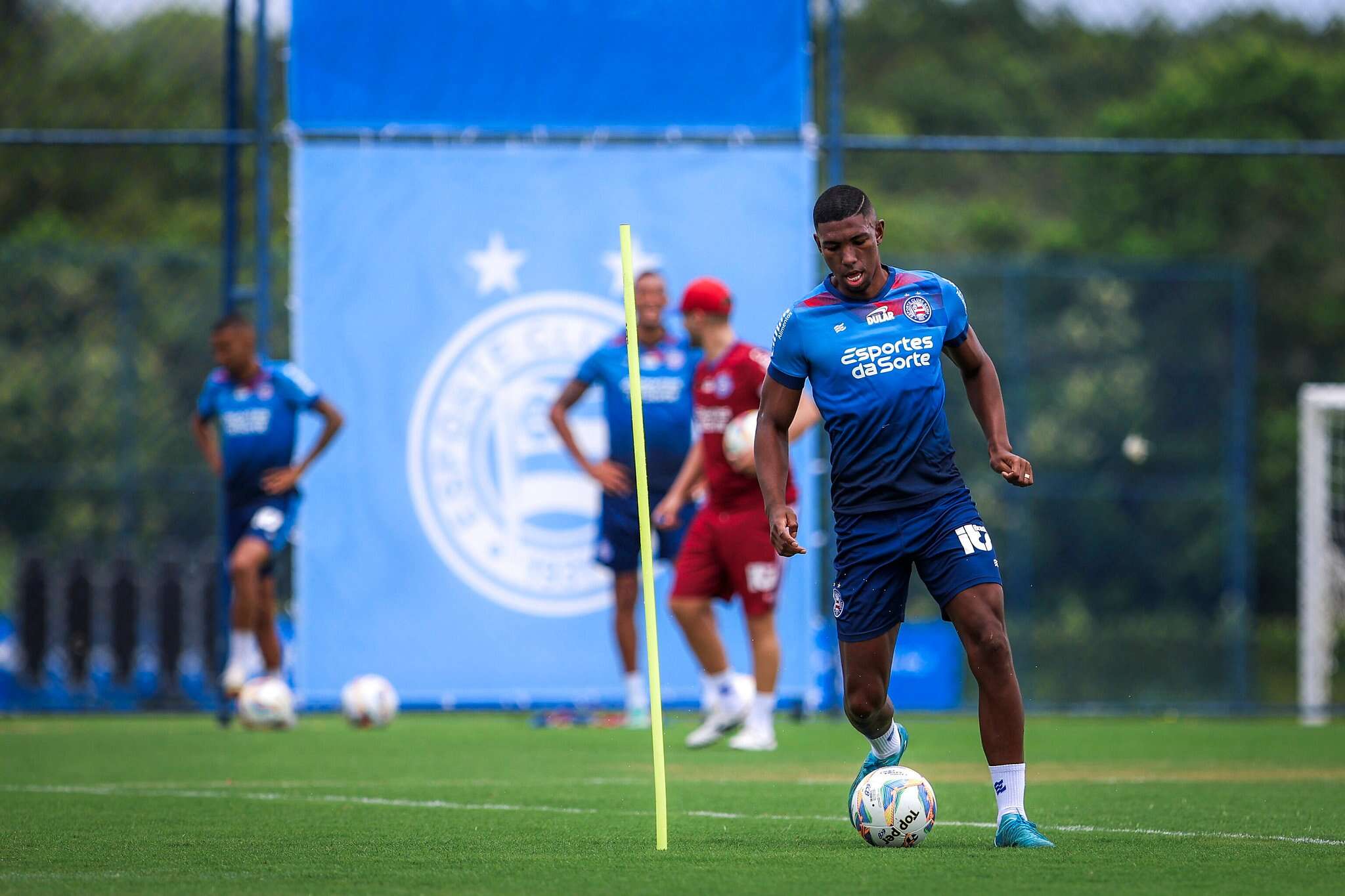 Bate-papo e campo: saiba como foi o segundo dia de pré-temporada do Bahia