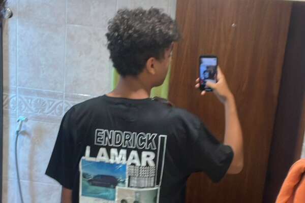 Dono de página de futebol recebe camisa de Kendrick Lamar com nome de Endrick e viraliza