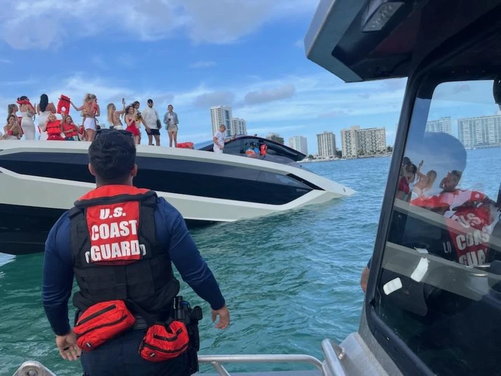 Iate de luxo naufraga com 32 pessoas a bordo; todas foram resgatadas com vida