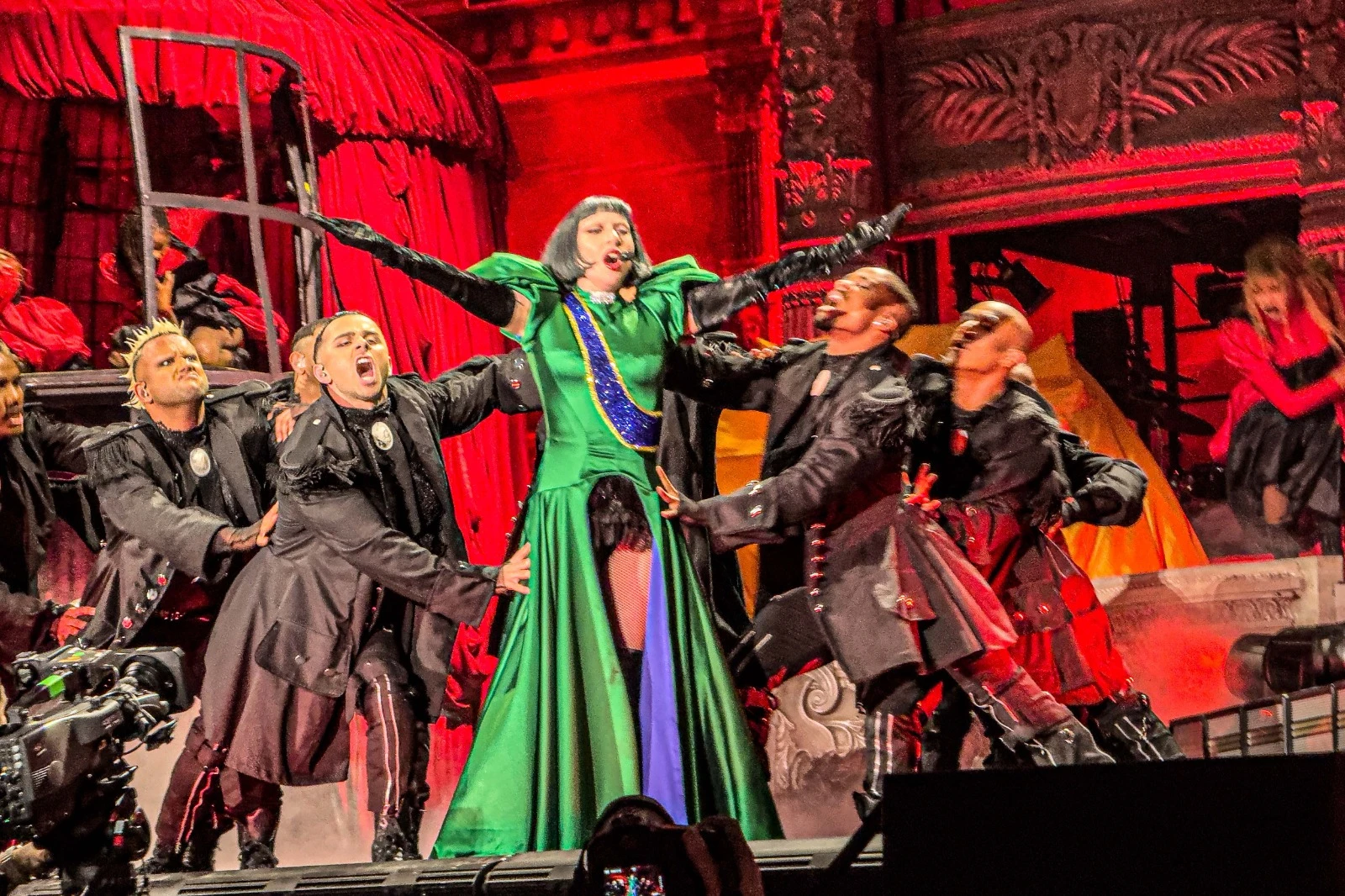 O mar, o povo e Gaga: Copacabana vira ópera pop a céu aberto